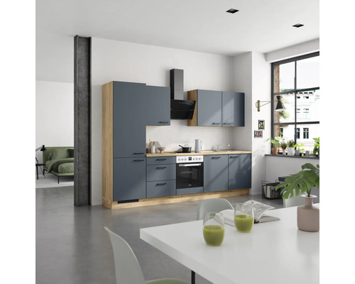 Helle und moderne Küche mit grauen Schränken und Holzakzenten in einem offenen Wohnraum.