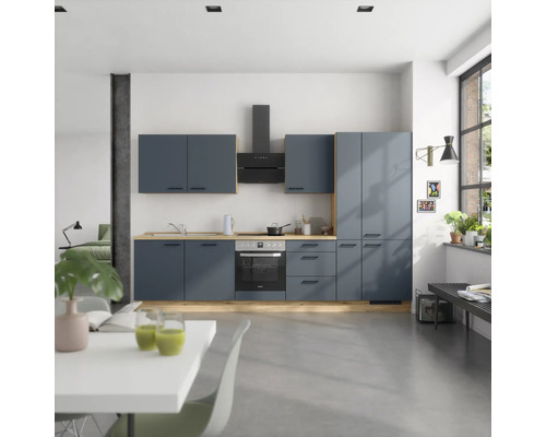 Helle, moderne Küche mit blauen Schränken, Holzarbeitsplatten und schwarzen Elektrogeräten.