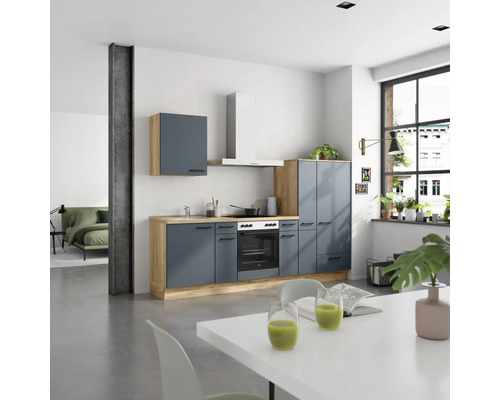 Moderne Küche mit grauen Fronten und Holzelementen in einem hellen Raum.