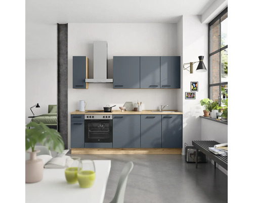 Einbauküche mit Arbeitsplatte, Hängeschränken, Dunstabzugshaube und Elektroherd in modernem Design