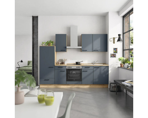 Moderne Küche mit grauen Schränken, hellem Holzarbeitsplatte und Elektrogeräten