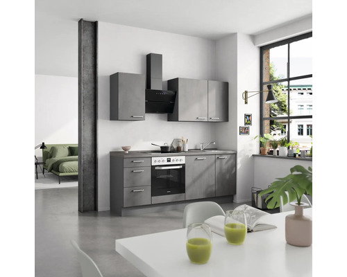 Helle Wohnungseinrichtung mit grauer Küchenzeile, Dunstabzugshaube und Esstisch.