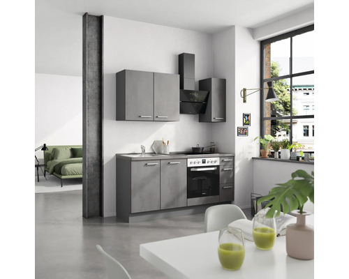 Küche mit grauen Schränken, Spüle, Herd und Dunstabzugshaube in einem modernen Wohnraum.