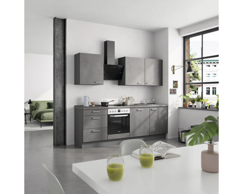 Helle Küche mit Küchenschränken, Dunstabzugshaube und Elektroherd