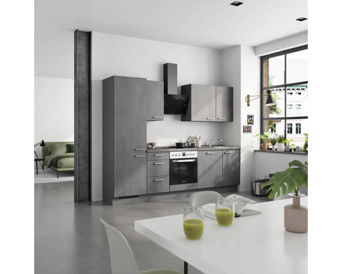 Graue Küchenzeile in modernem Interieur mit Esstisch