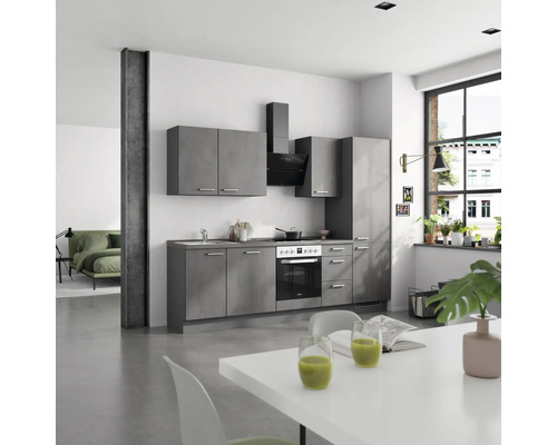 Moderne Küche mit grauen Schränken, Dunstabzugshaube und Elektroherd in einem hellen Raum.