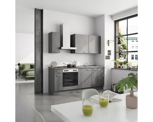 Moderne Küche mit grauen Schränken, Herd, Dunstabzugshaube und Esstisch in einem hellen Raum.