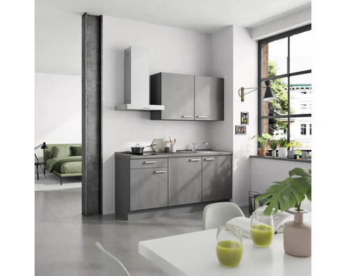 Helle Wohnküche mit Küchenzeile, Dunstabzugshaube und Esstisch