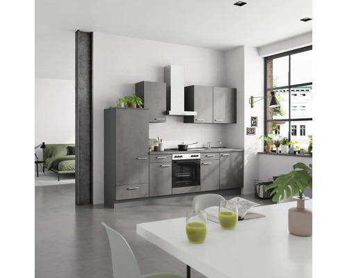 Moderne Küche mit grauen Schränken und weißer Dunstabzugshaube in einem hellen Raum.