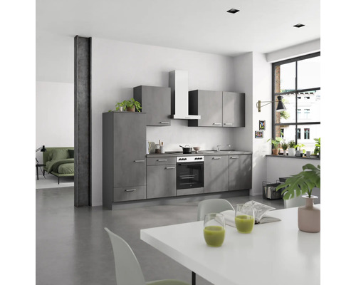 Moderne Küche mit grauen Schränken, Esstisch und Stühlen in einem hellen Raum.