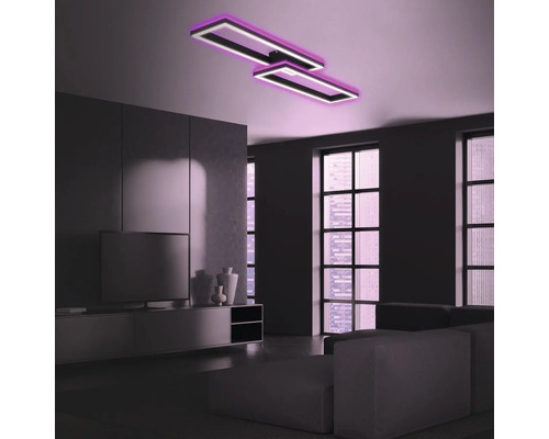 Wohnzimmer mit moderner Deckenleuchte in Rechteckform