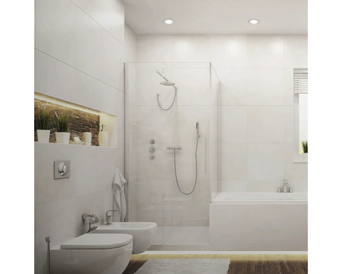 Helles Badezimmer mit Dusche, Badewanne, Toilette und Bidet in weißem Design