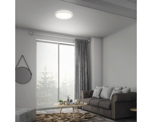 Wohnzimmer mit Deckenleuchte, Sofa und Fenster