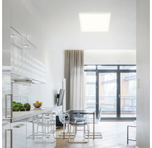 Moderne Küche mit Esstisch und quadratischer Deckenleuchte.