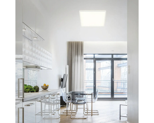 Moderne Küche mit Esstisch und quadratischer Deckenleuchte.
