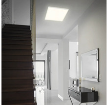 Beleuchteter Flur mit Treppe und quadratischer Deckenleuchte