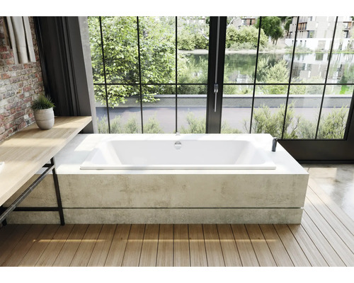 Freistehende Badewanne in einem modernen Badezimmer mit großem Fenster