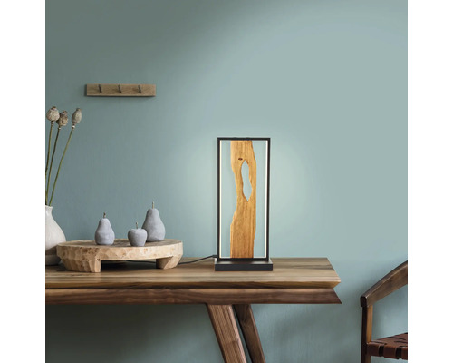 Dekorative Tischleuchte aus Holz und Kunstharz auf einem Holztisch