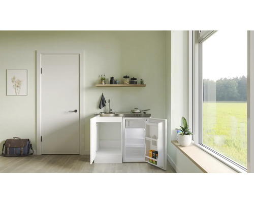 Kompakte Küchenzeile mit Spüle, Kochfeld und Kühlschrank in einem hellen Raum