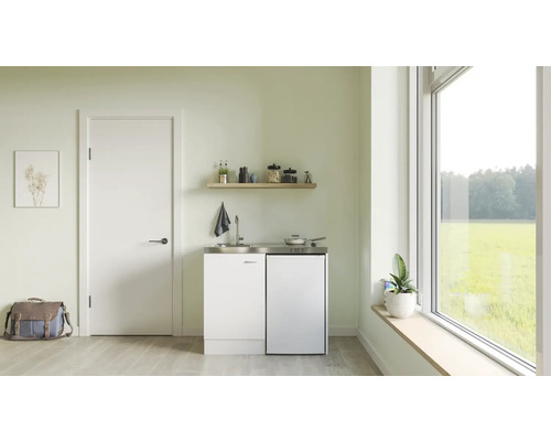 Küchenzeile mit Spüle, Kochfeld und Unterschrank in einem hellen Raum mit Fenster