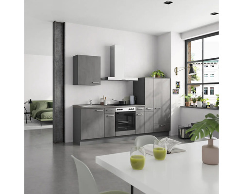 Moderne Küche mit grauen Schränken, Spüle, Herd und Dunstabzugshaube in einem hellen Raum.