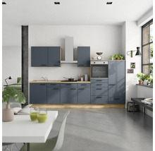 Moderne Wohnküche mit blauen Schränken, Dunstabzugshaube und integriertem Backofen.