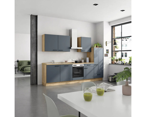 Offene Küche mit grauen Schränken und Holzelementen in einem hellen Raum.