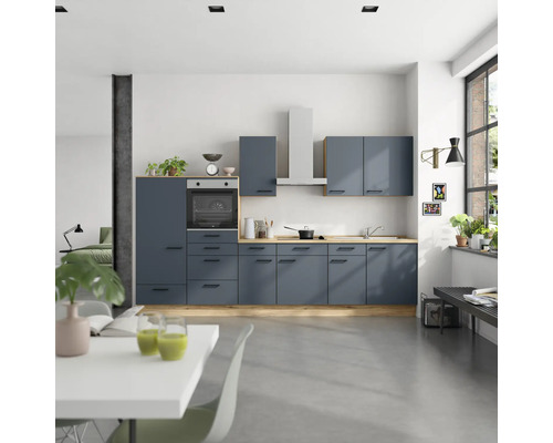 Moderne Küche in Graublau mit Holz Arbeitsplatte und integrierten Elektrogeräten in hellem Raum.