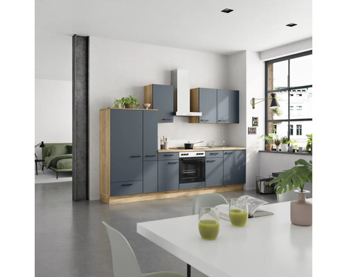 Moderne Küche mit Einbauschränken und Esstisch in einem hellen Raum.