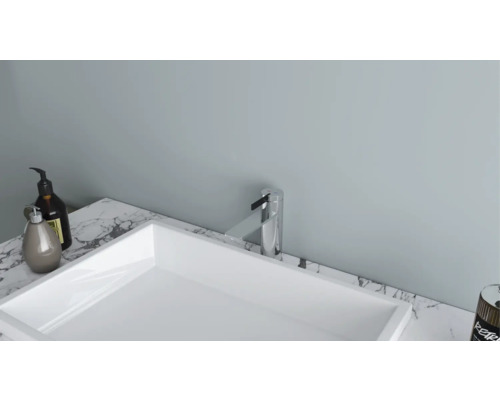 Waschbecken mit Armatur und Seifenspender auf Marmorplatte