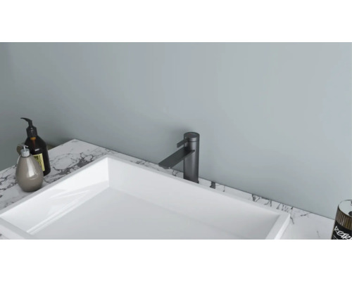 Modernes Badezimmer mit weißem Aufsatzwaschbecken und schwarzer Armatur auf einer Marmorplatte