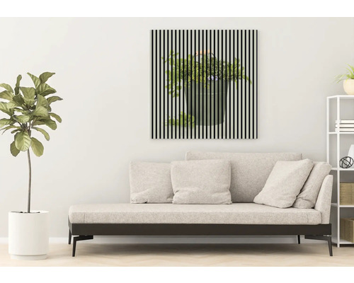 Wohnzimmer mit Sofa und einem Bild mit vertikalen Streifen, das einen Blumentopf zeigt.