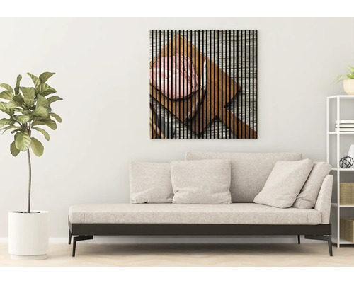 Wohnzimmer mit Dekoration: Wandbild mit Holzstruktur und Wurstmotiv über einem Sofa.