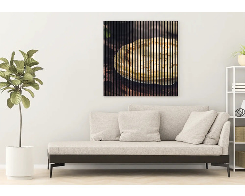 Dekoratives Wandbild mit Lamellenstruktur und Speisenmotiv über einem Sofa