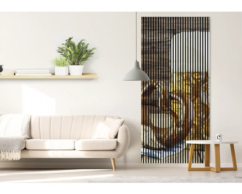 Wohnzimmer mit Sofa, Regal, Lampe und Wandpaneel