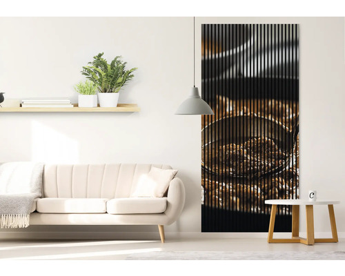 Wohnzimmer mit Sofa und Wandpaneel mit Kaffeebohnenmotiv