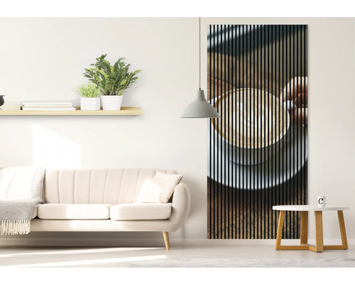 Wohnzimmer mit Sofa, Beistelltisch und Wandpaneel mit Kaffeebecher-Motiv