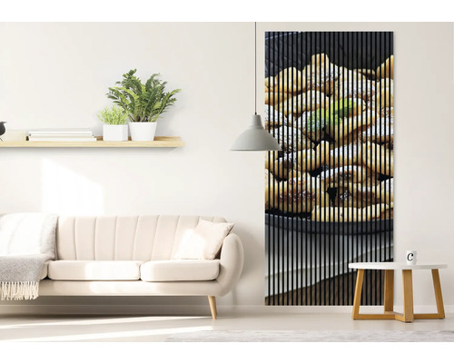 Wohnzimmer mit Sofa, Regal und Akustikpaneel mit Speisenmotiv