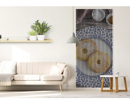 Wohnzimmer mit Sofa und Lamellenbild mit Donut-Motiv