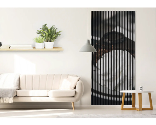 Helles Wohnzimmer mit Sofa, Beistelltisch und Akustikpaneel an der Wand.