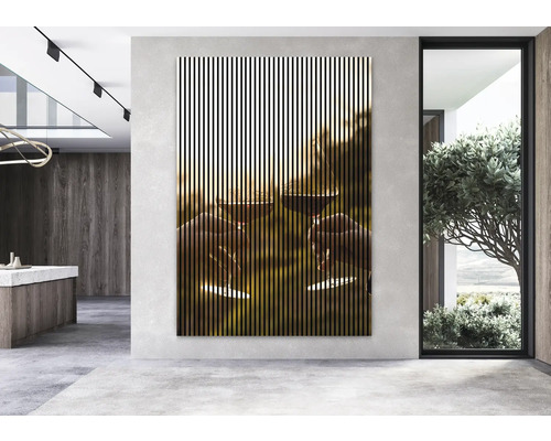 Wandbild mit einem Motiv von anstoßenden Weingläsern in einem modernen Raum.