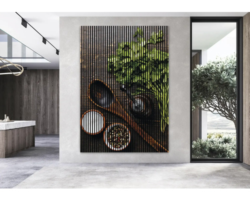 Wandbild mit Kräutern, Gewürzen und Kochlöffel im modernen Wohnraum
