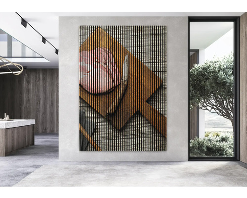 Dekoratives Wandpaneel mit Wurstmotiv auf Holzbrett im Innenraum.