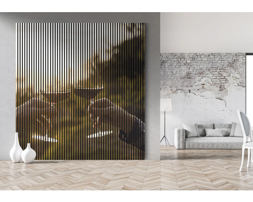 Wandpaneel mit Motiv von zwei anstossenden Weingläsern in einem Wohnraum