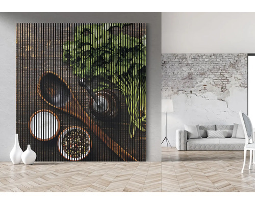 Akustikbild mit einem Motiv von Kräutern, Gewürzen und Küchenutensilien an einer Wand