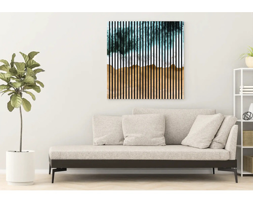 Wohnzimmer mit Sofa und abstrakter Wandkunst mit Streifen