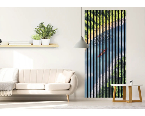 Wohnzimmer mit Sofa und Wandpaneel mit Kajakfahrer-Motiv