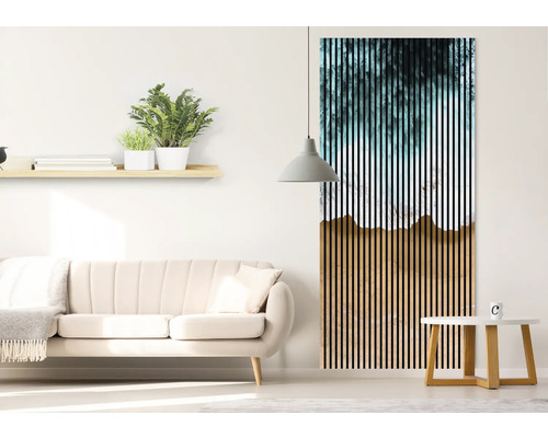 Wohnzimmer mit Sofa, Tisch, Lampe, Wandregal mit Pflanzen und einem Wandpaneel mit Streifenmuster