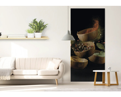 Wohnzimmer mit Sofa, Beistelltisch und Wandpaneel mit Küchenmotiv