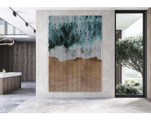 Dekoratives Wandpaneel mit vertikalen Streifen und abstraktem Muster in einem modernen Raum